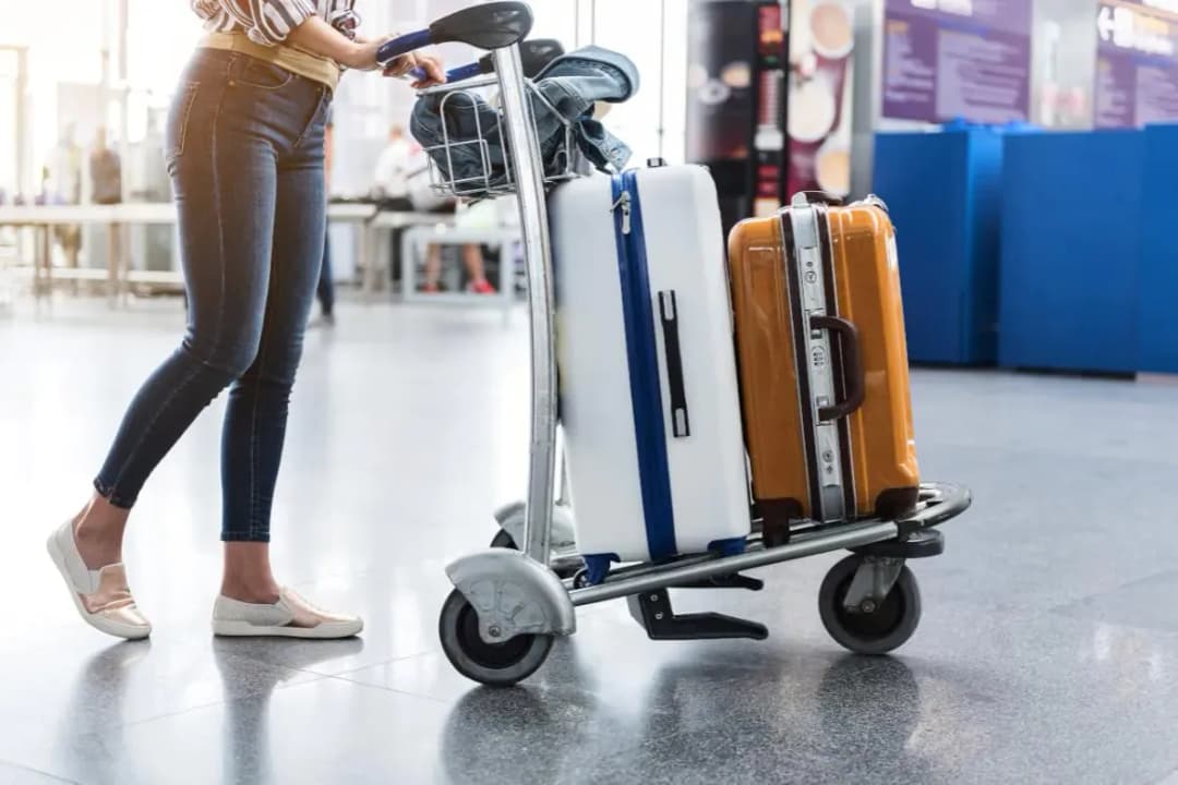 Czego nie można mieć w walizce na lotnisku? Uniknij problemów z bagażem