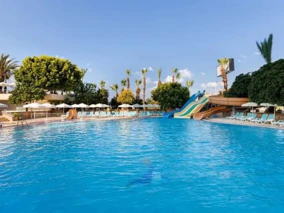 Ile trwa lot do Antalyi? Odkryj czas podróży z Polski i uniknij rozczarowań