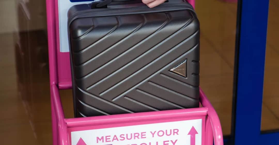 Jaki bagaż do samolotu? Oto, co musisz wiedzieć, by uniknąć problemów