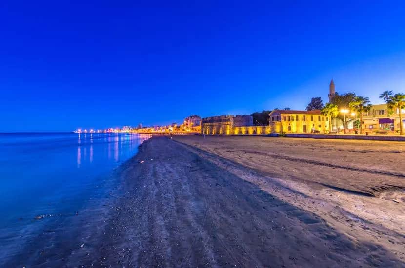 Ile trwa lot na Cypr z Krakowa? Sprawdź czas przelotu i wskazówki