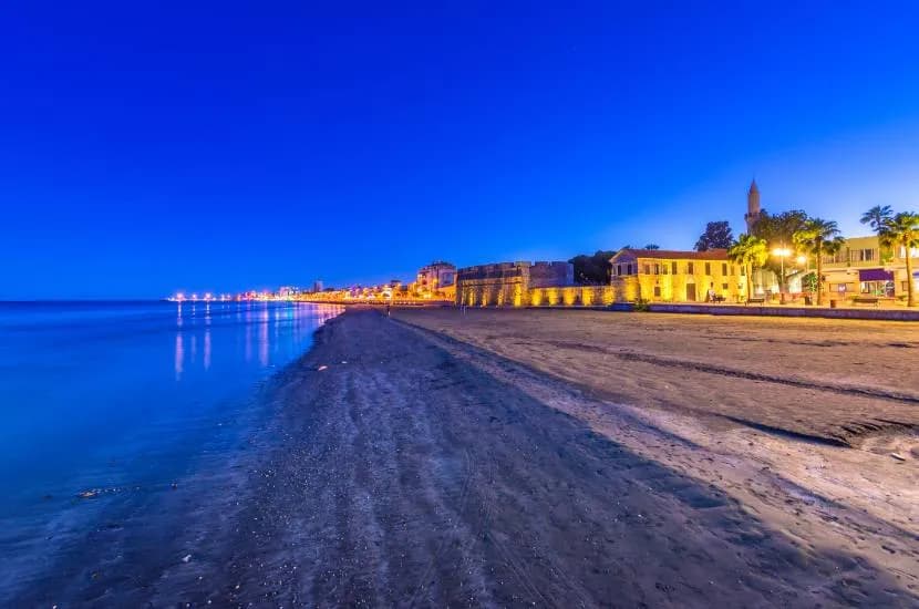 Ile trwa lot na Cypr z Krakowa? Sprawdź czas przelotu i wskazówki